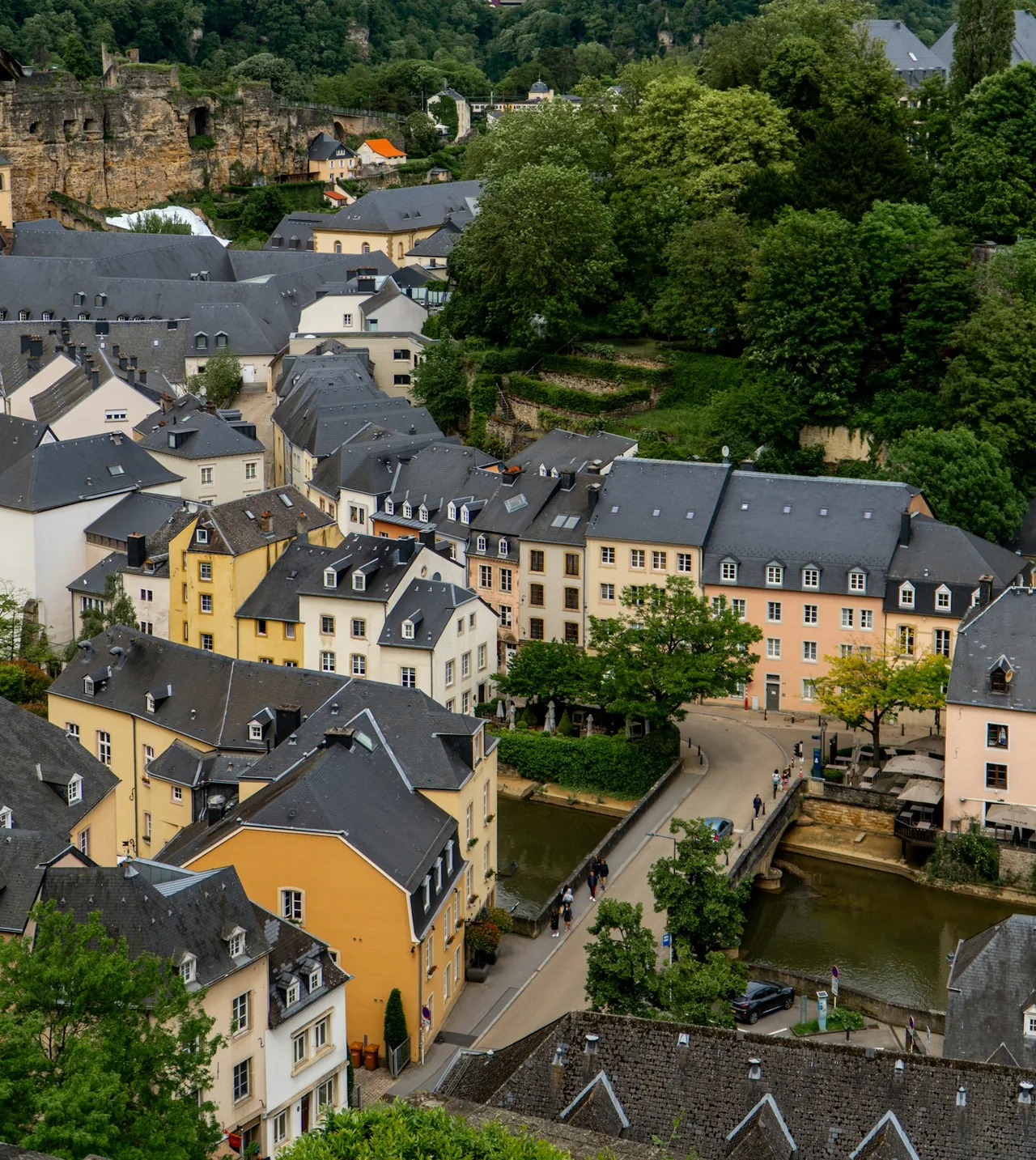 Dächer und Fassaden im Grund in Luxemburg.