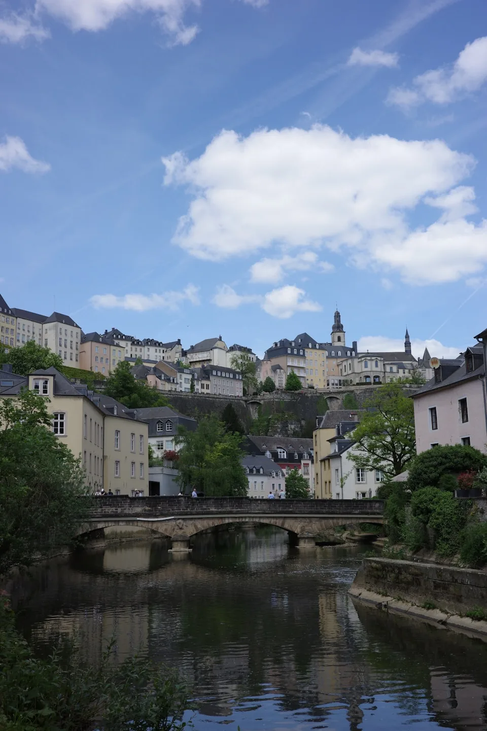 Ein Fluss zwischen den Häusern eines Luxemburger Viertels.